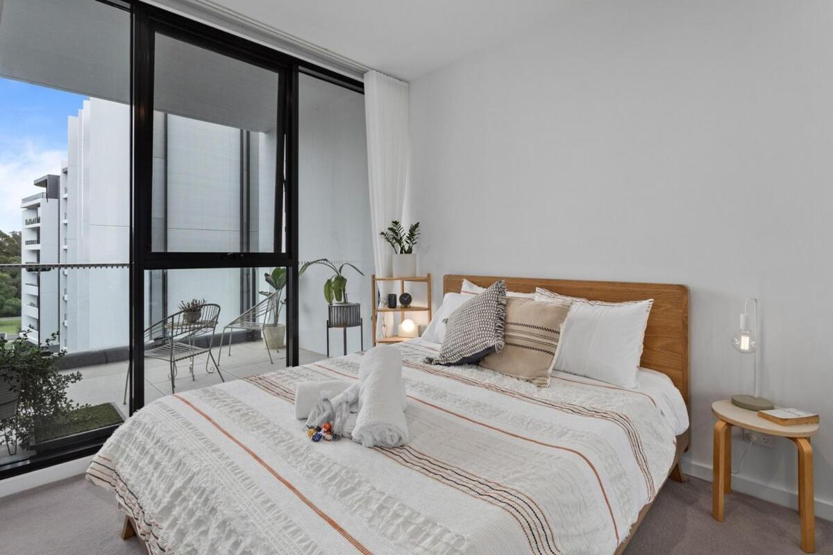 Perfect Location With 5 Star Amenities *